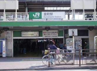 JR常磐線金町駅改札口を出て左へ進むと、北口ロータリーに出ます。