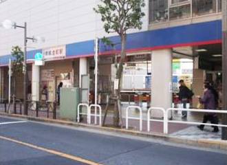 京成線金町駅改札口を出て左へ進むと、南口ロータリーにでます。