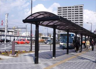 4番乗り場から 『戸ヶ崎操車場行』又は『八潮駅南口行』バスに乗ります。